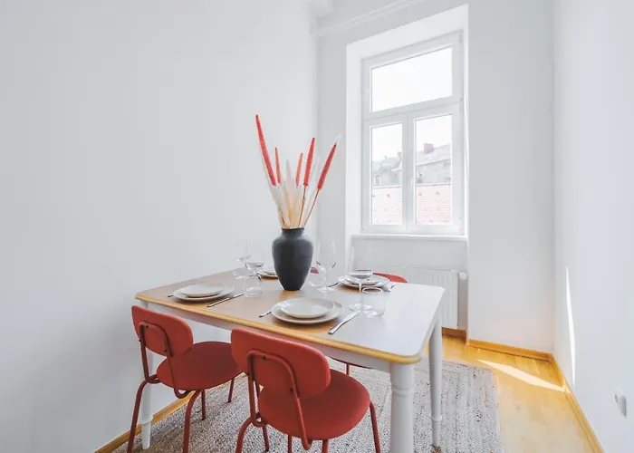 Premium - Walking Distance To Center *